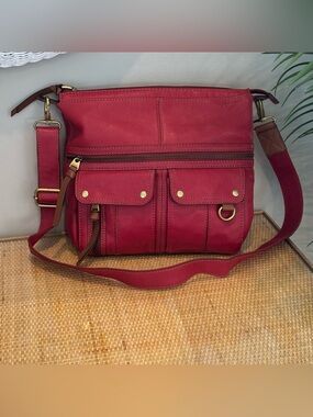 Fossil Morgan Traveler leather crossbody bag in a vibrant brick red as new!!